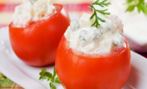 بندورة محشوة بجبنة الموزاريلا