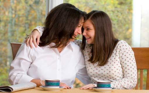 كيف تتعامل الأُم مع ابنتها المراهقة؟