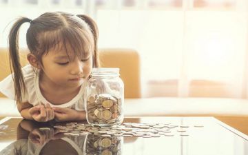 تعليم الطفل احترام المال