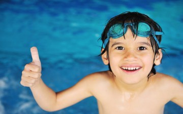 السباحة رياضة مناسبة ومفيدة لطفلك