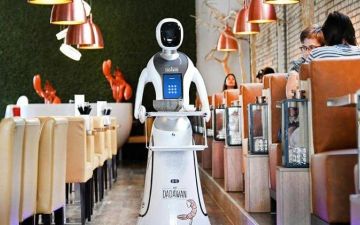 مطعم هولندي يتخطى أزمة كورونا.. بـ«روبوتات»