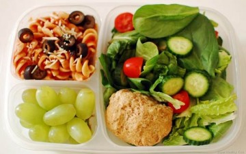 عناصر مهمة لتغذية الطفل في سن المدرسة