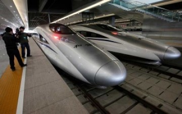 قطار "الطلقة" الصيني فائق السرعة يدخل الخدمة