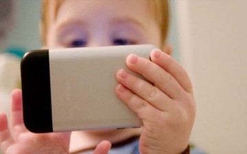 استخدام الأطفال للهواتف الذكية.. فوائد ومحاذير