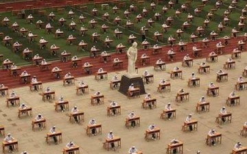 الطالبات الصينيات يؤدين اختبارهن دون مراقب
